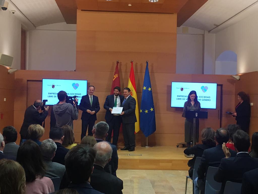 entrega de reconocimiento al gerente de TSI LEVANTE Iniciativa Empresas por una Sociedad libre de Violencia de Género