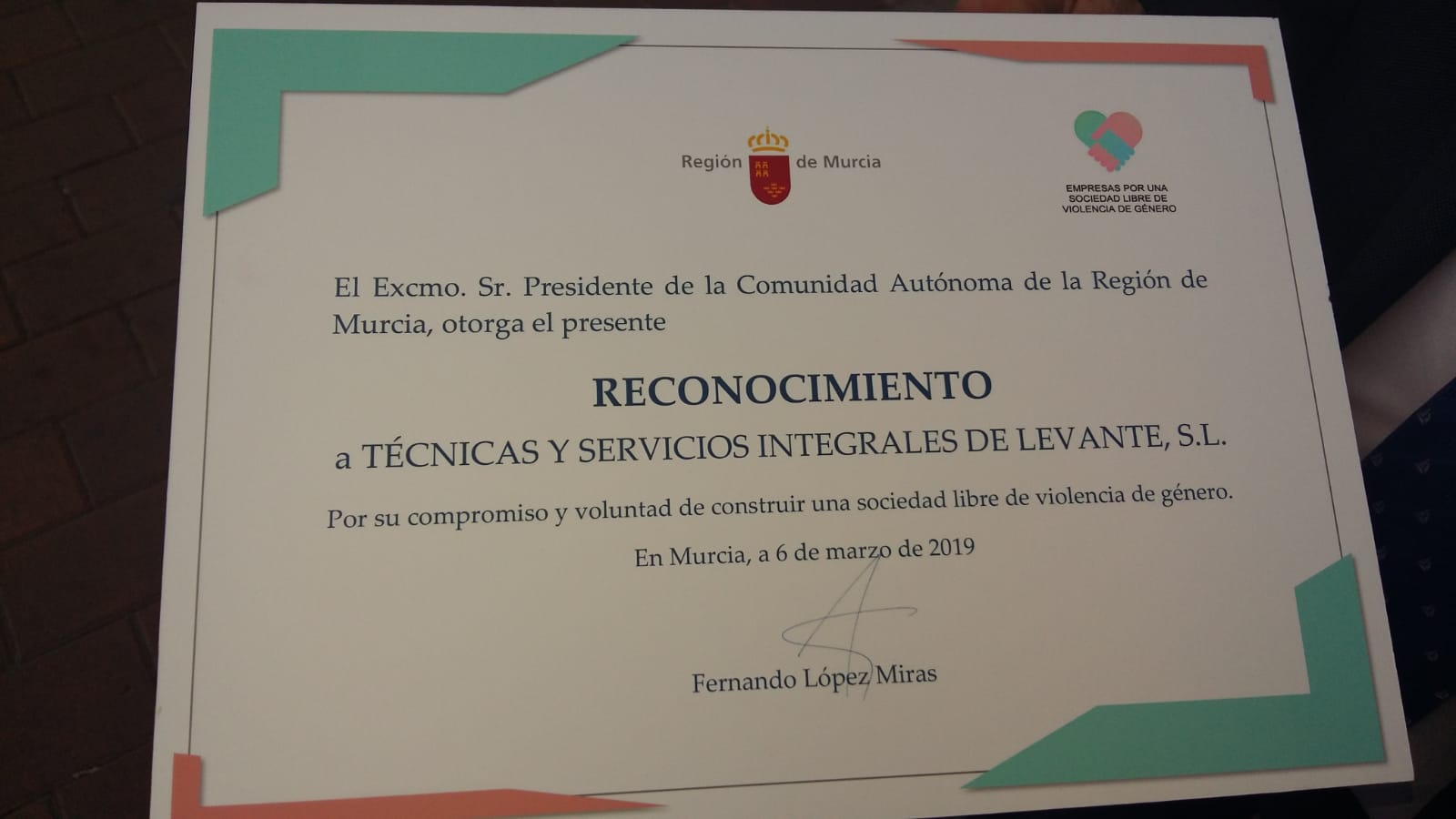 diploma de reconocimiento a TSI LEVANTE por su adhesión a la Iniciativa Empresas por una Sociedad libre de Violencia de Género